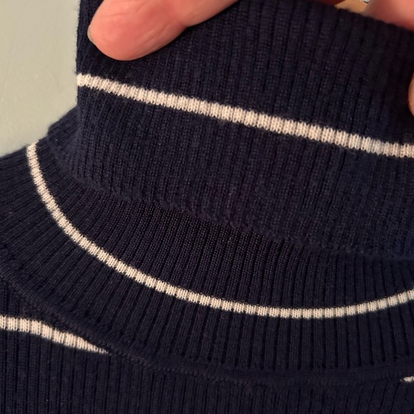 Guideboat Co. NYC  100% Merino Wool Knit Lightweight Turtleneck. Size Medium. - Picture 3 of 9